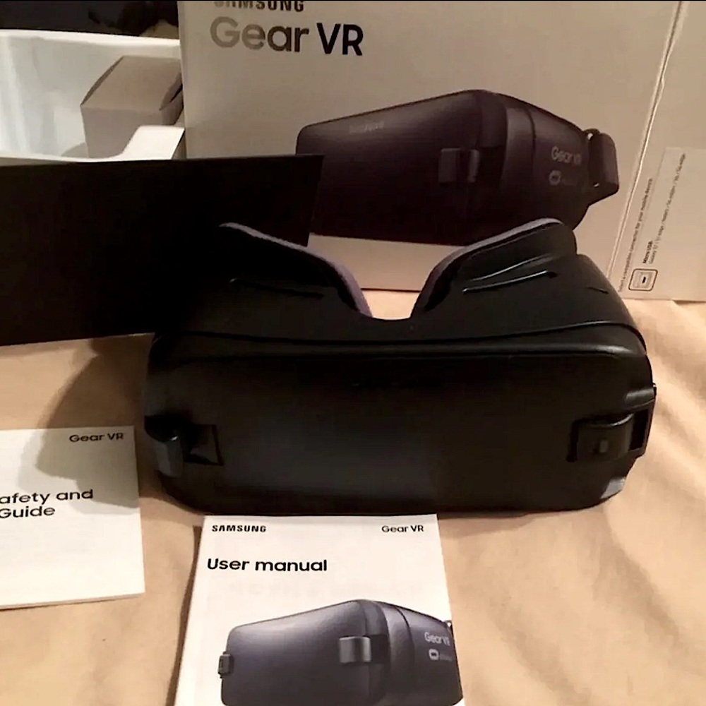 Samsung Gear VR SM-R323 + Oculus card 🎉HOST PICK 🎉
